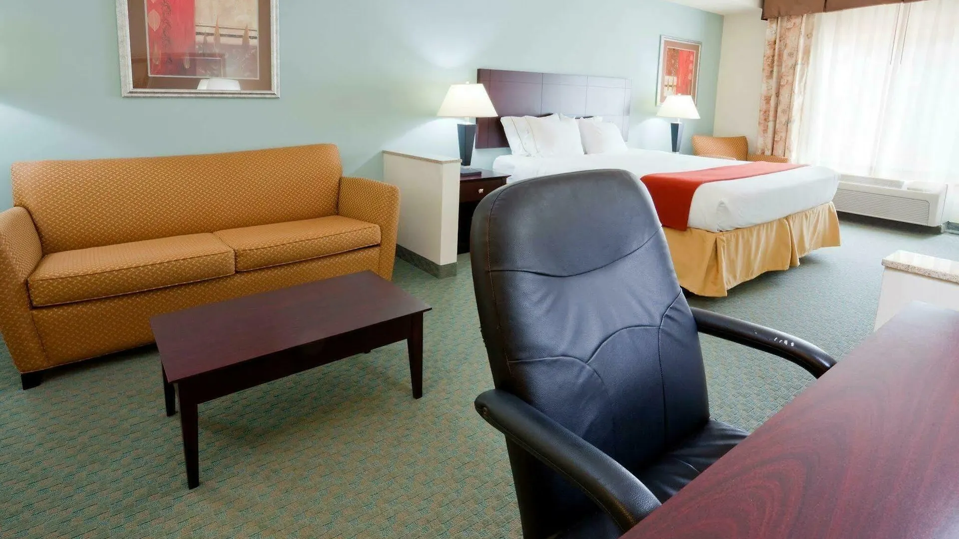 Holiday Inn Express Arrowood By Ihg Charlotte 2*,